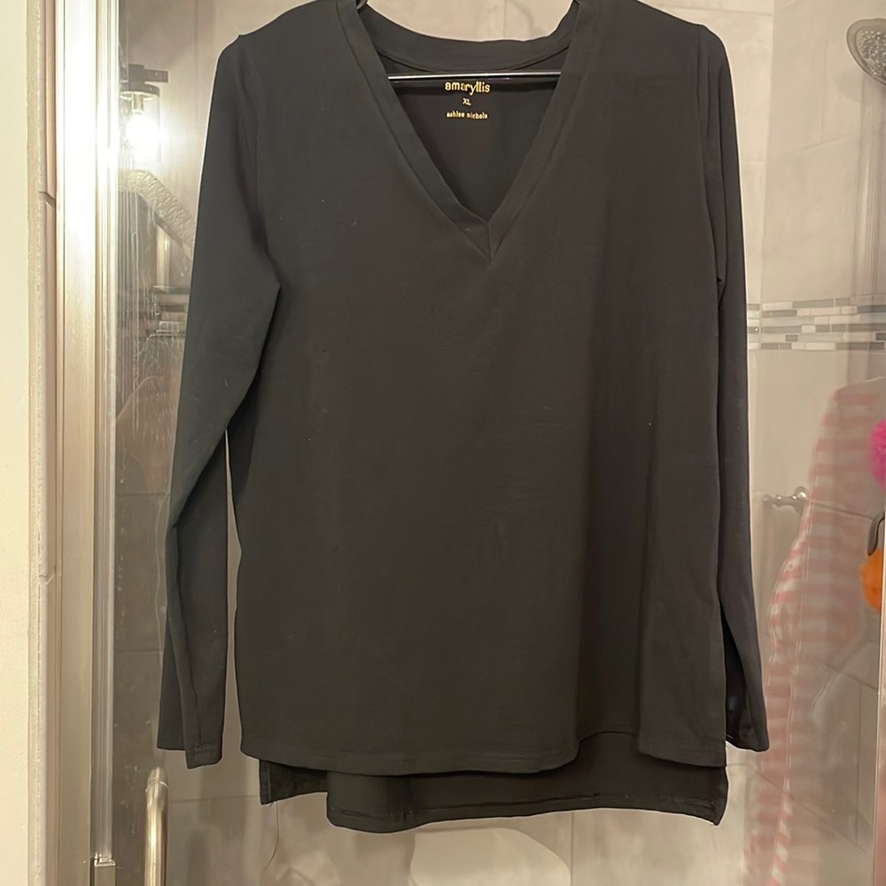 Amaryllis black long sleeve tee